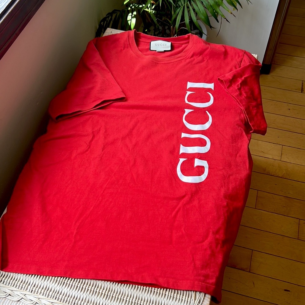๐ฆ Gucci Embossed Large Vertical Logo Shirt